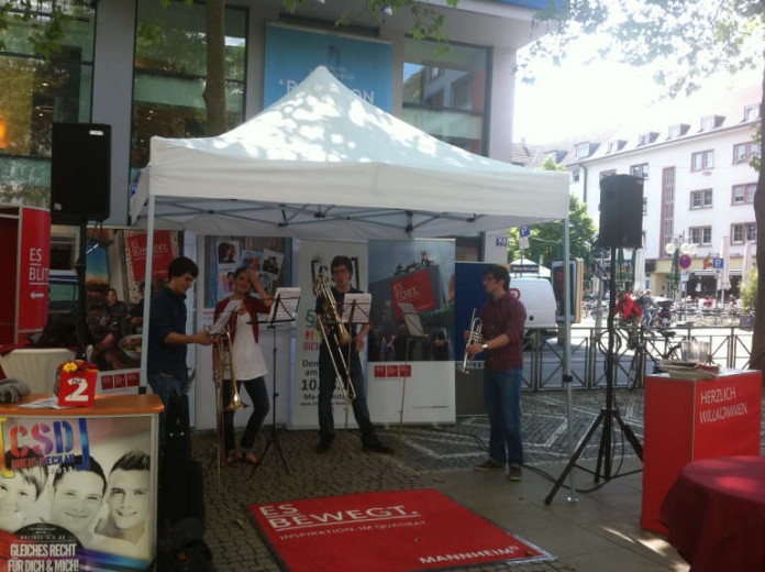 Die Musikhochschule war beim 1. Bundesweiten Diversity-Day in Mannheim am 11.6.2013 dabei und präsentierte sich an diesem Tag mit drei mitreißenden Musikbeiträgen durch vier Blechbläser auf den Kapuzinerplanken im Herzen der Stadt.